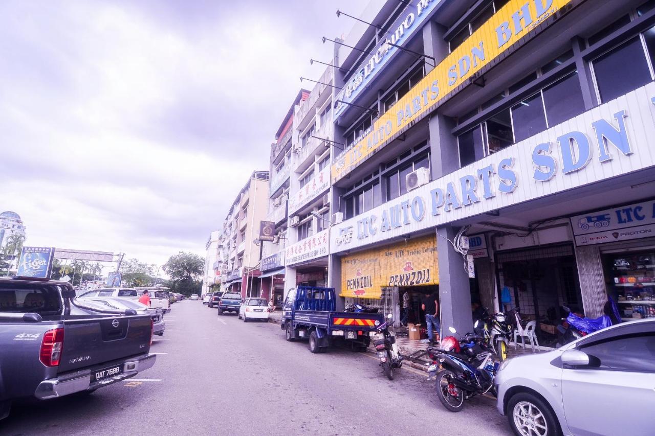 Super Oyo 89465 Golden Lounge Hotel Kuching Luaran gambar